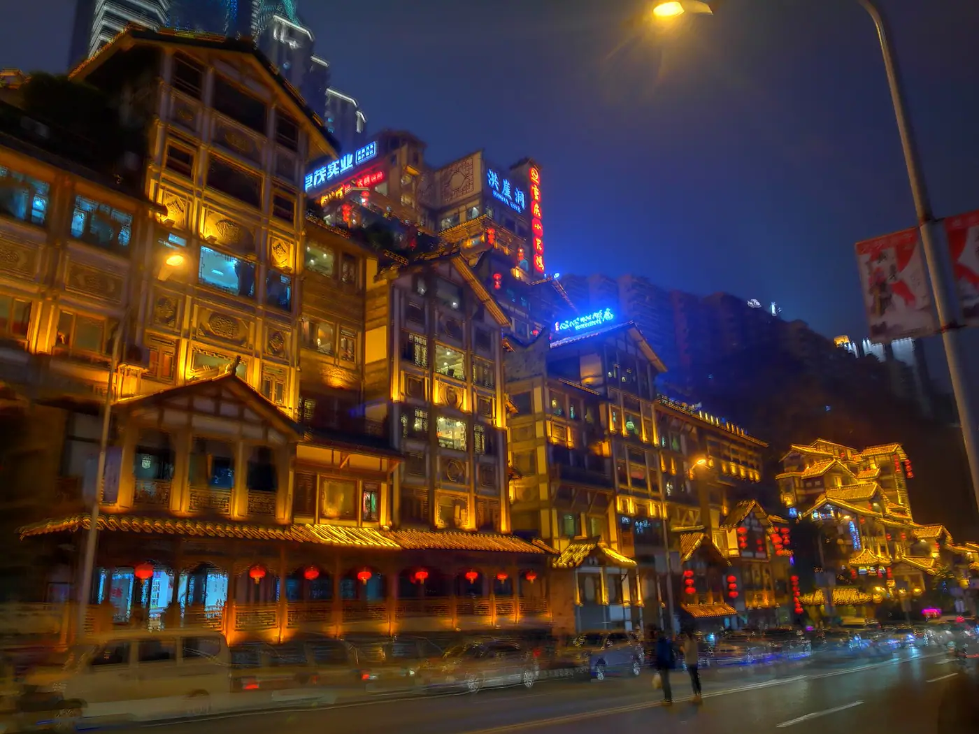 Hongyadong iluminado na encosta junto ao rio em Chongqing