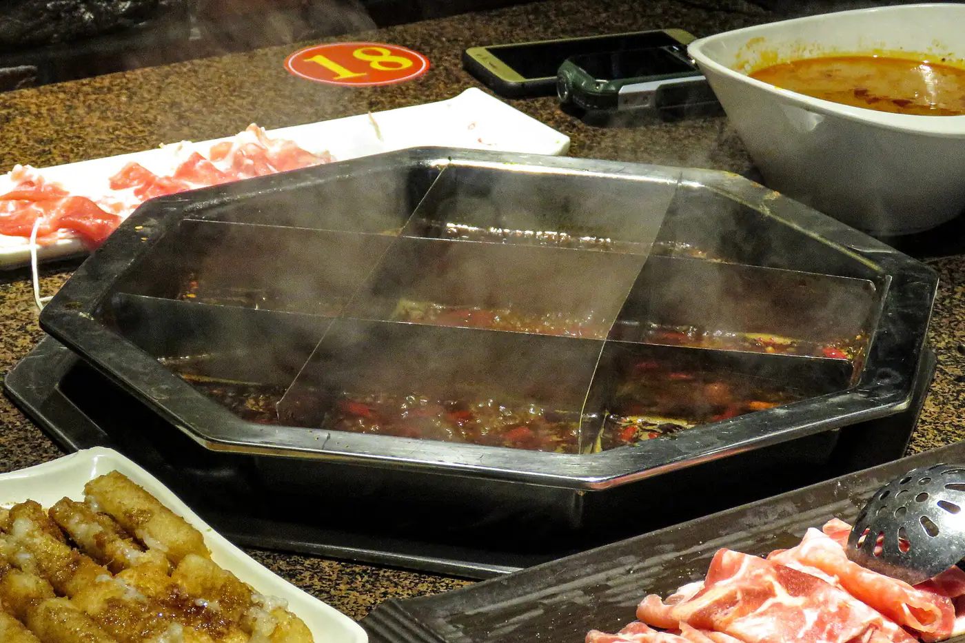 Hotpot tradicional de Chongqing dividido em nove compartimentos