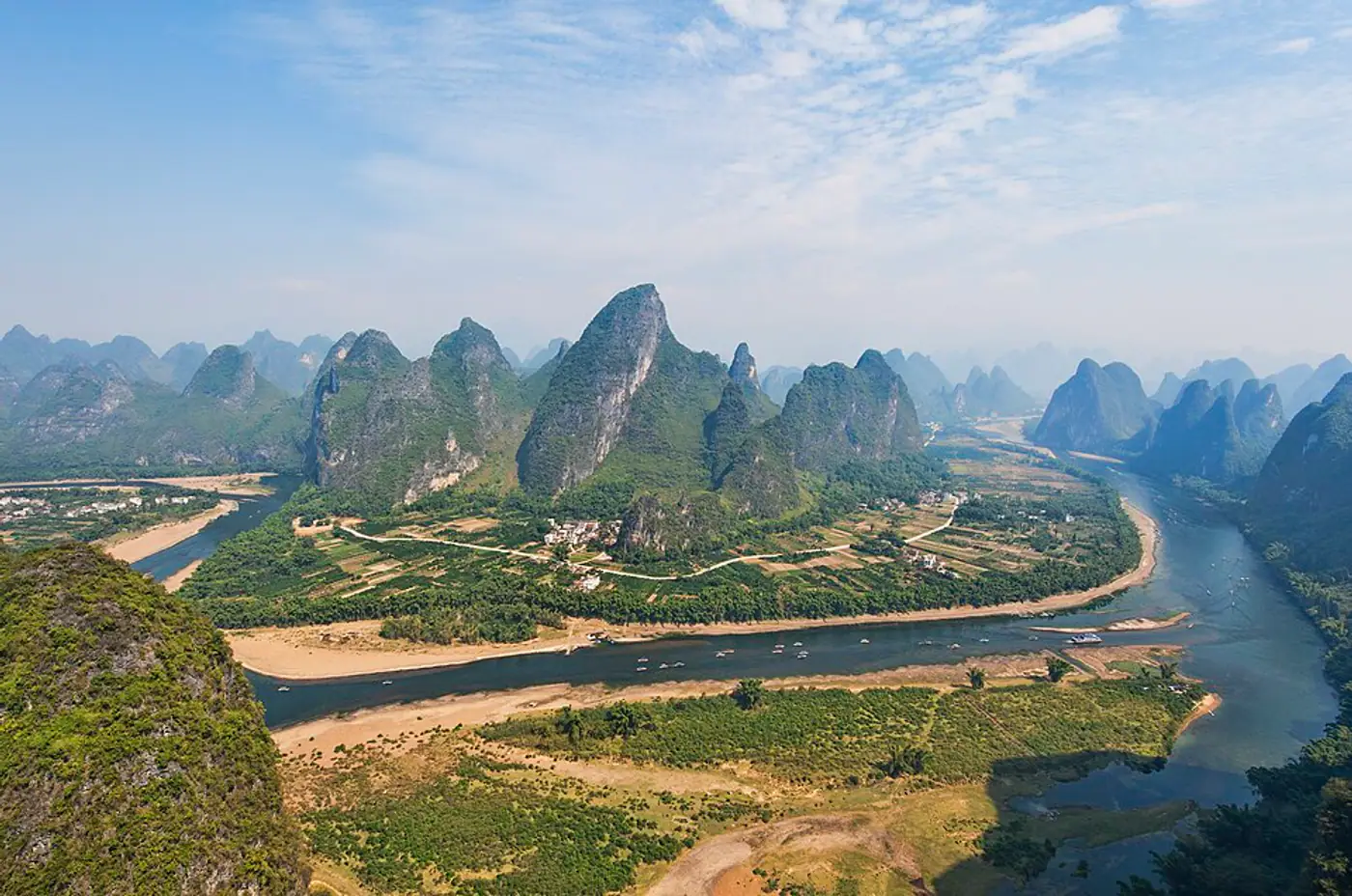 Curva do Rio Li entre picos cársticos e áreas rurais de Yangshuo