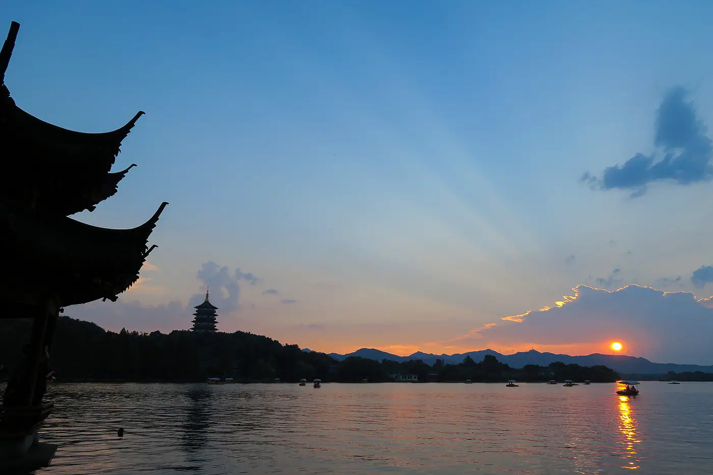 Pagode Leifeng visto do Lago Oeste durante o pôr do sol