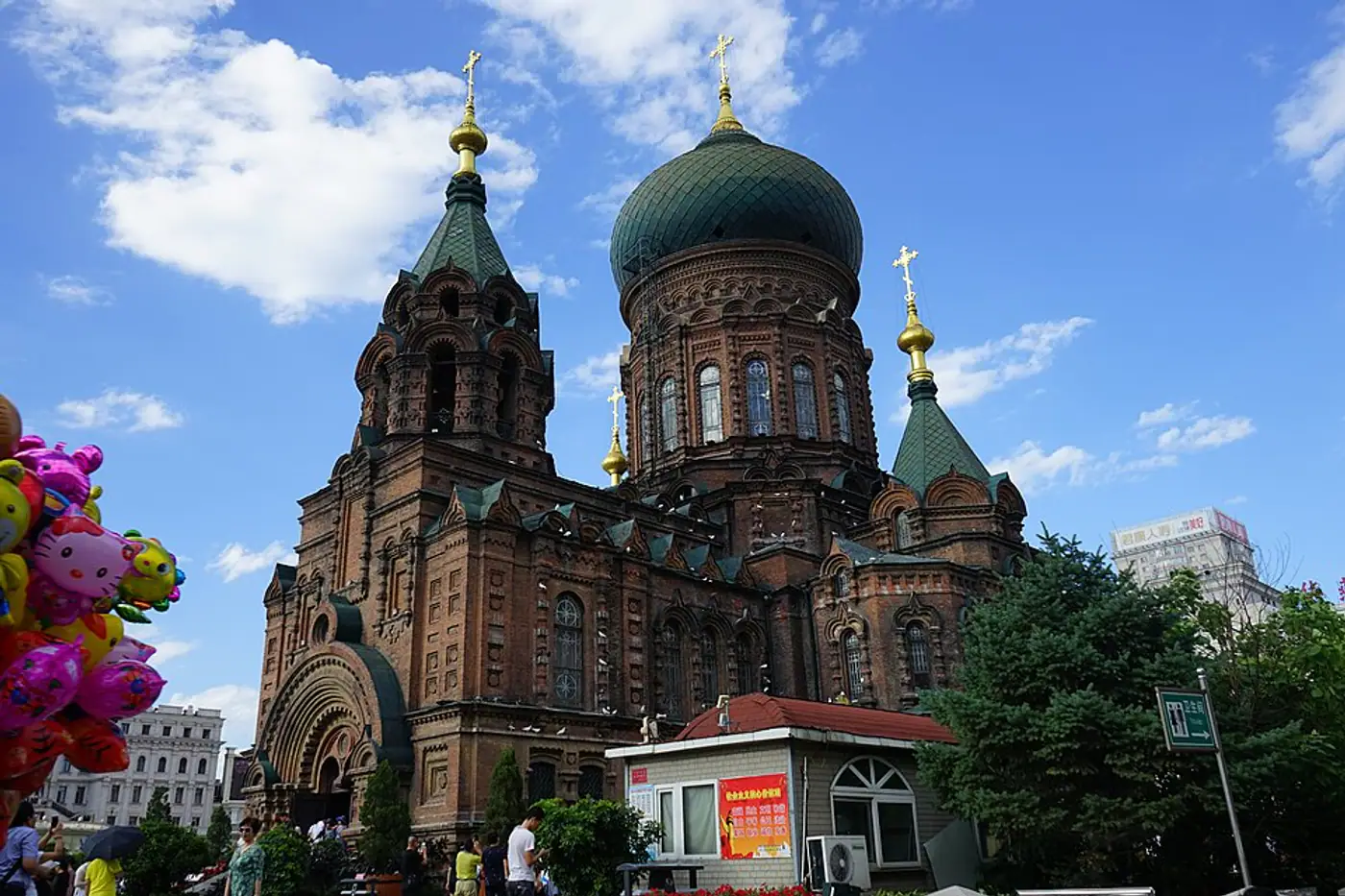 Fachada de tijolos e cúpulas da Catedral de Santa Sofia em Harbin