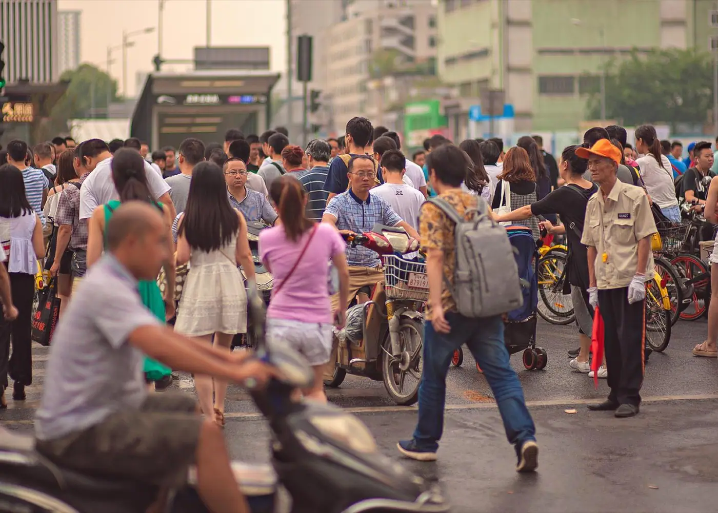 Turistas caminhando com segurança na China
