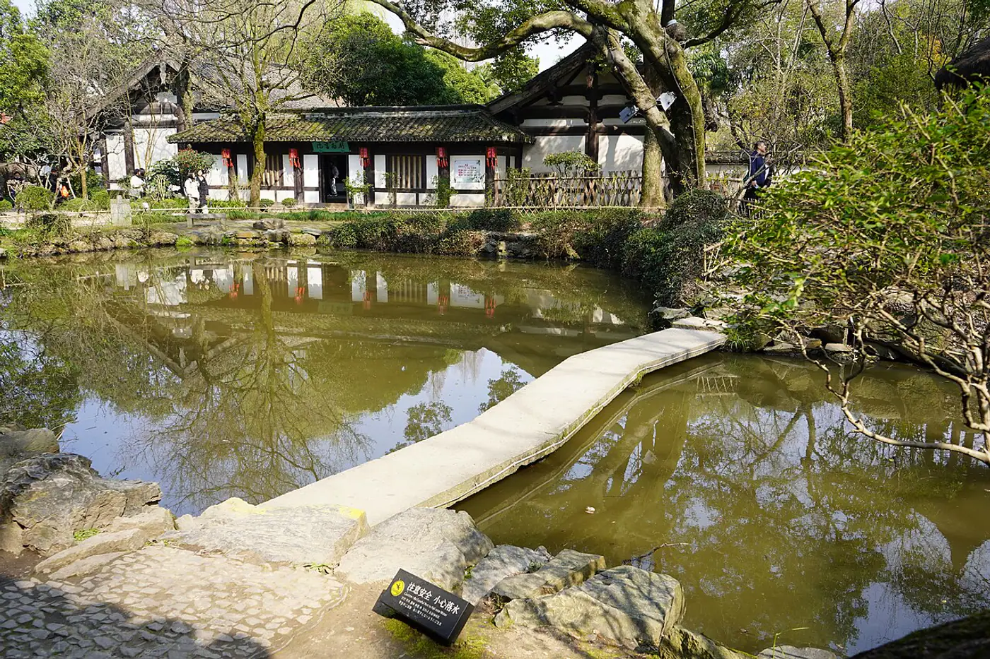 Lago, passarela e pavilhões tradicionais no Jardim Shen em Shaoxing
