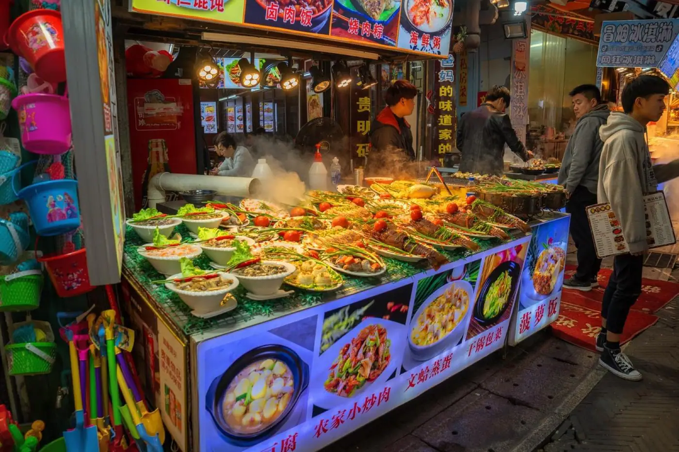 Barracas de comida de rua chinesa com pratos preparados na hora