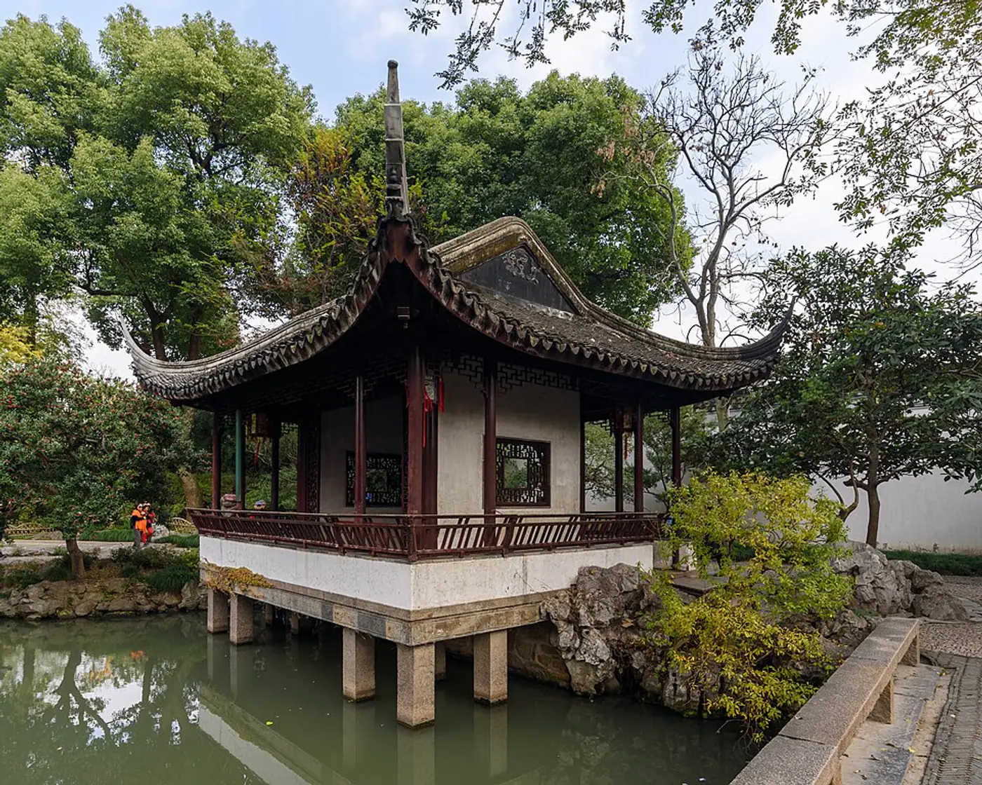 Pavilhão tradicional sobre a água no Jardim do Administrador Humilde em Suzhou