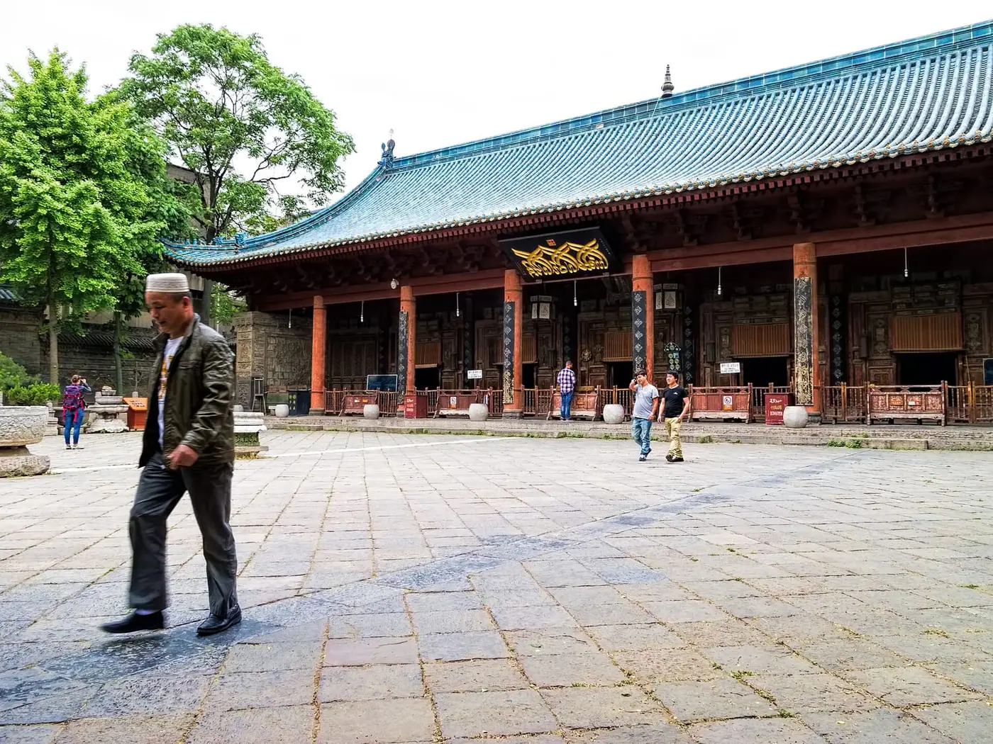 Pátio e salão de oração da Grande Mesquita de Xi'an com arquitetura chinesa
