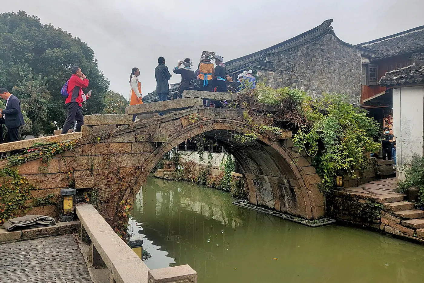 Ponte de pedra arqueada sobre um canal nas Pontes Gêmeas de Zhouzhuang